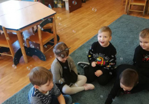 Zabawa z bańkami – dzieci obserwują opadające bańki.